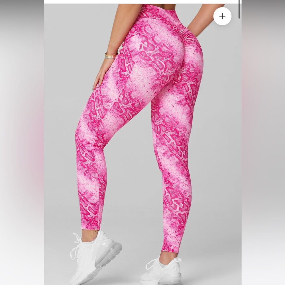 LiCi Fit Workout Set (scrunch back pants - Med & Sportsbra- Small/Med) Nw/oT